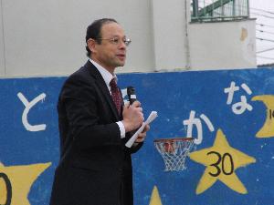 ４