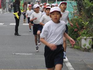 ４