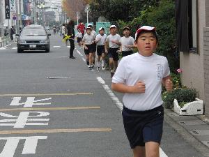 ４
