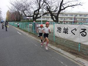 ４