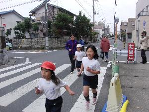 ４