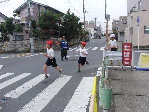 ４