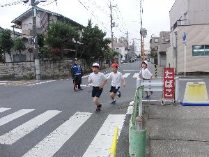 ３
