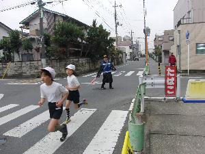 ３