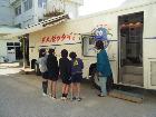 キャラバンカーの前で
