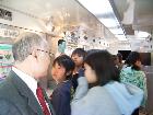 講師の説明を聞く