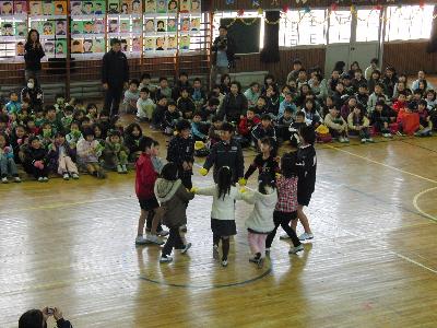 楽しく輪になって踊りましょ