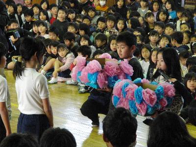 贈り物を渡す在校生代表