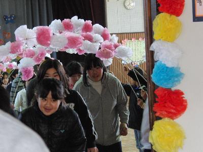 花のアーチをくぐって