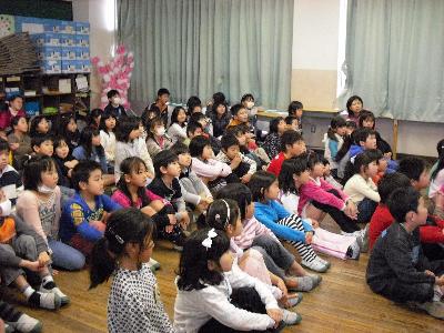 真剣に話に聞き入る子どもたち