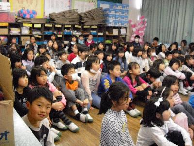 部屋いっぱいに集まった子供体