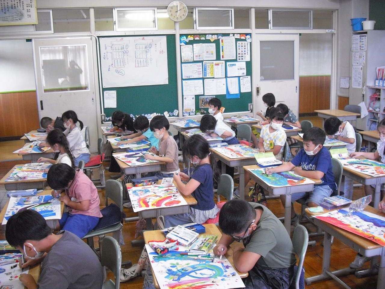 郷土を描く美術展に向けて取り組みをしています。2年生は「えのぐひっぱレインボー」という課題で制作をしています。