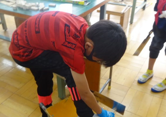 のこぎりを使って、3年生の画像1