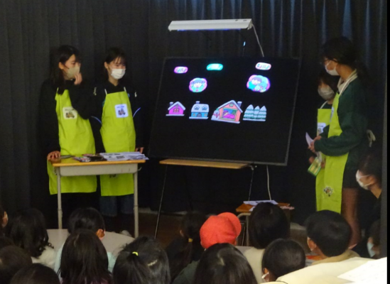 子供司書による読み聞かせの画像