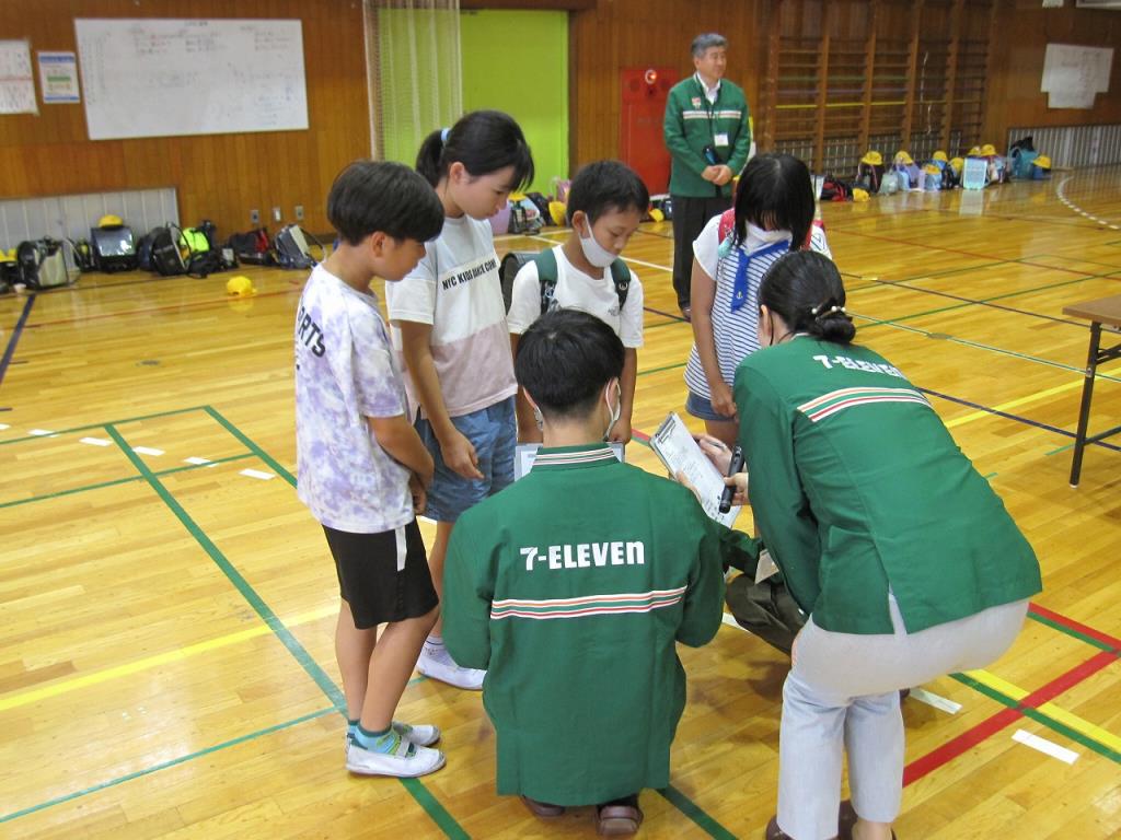 く4